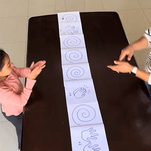 Mãe e filha em atividade na mesa